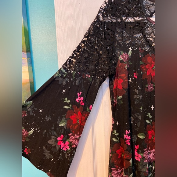 Torrid Super Soft Lace Bell Sleeve Dress; Black Floral; Size 00 (10) - Picture 9 of 11